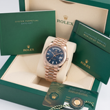 Rolex Day-Date 36 128235-0085 Everose-Gold mit blauem Baguette-Diamant-Zifferblatt