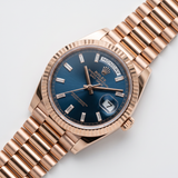 Rolex Day-Date 36 128235-0085 Everose-Gold mit blauem Baguette-Diamant-Zifferblatt