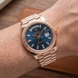Rolex Day-Date 36 128235-0085 Everose-Gold mit blauem Baguette-Diamant-Zifferblatt