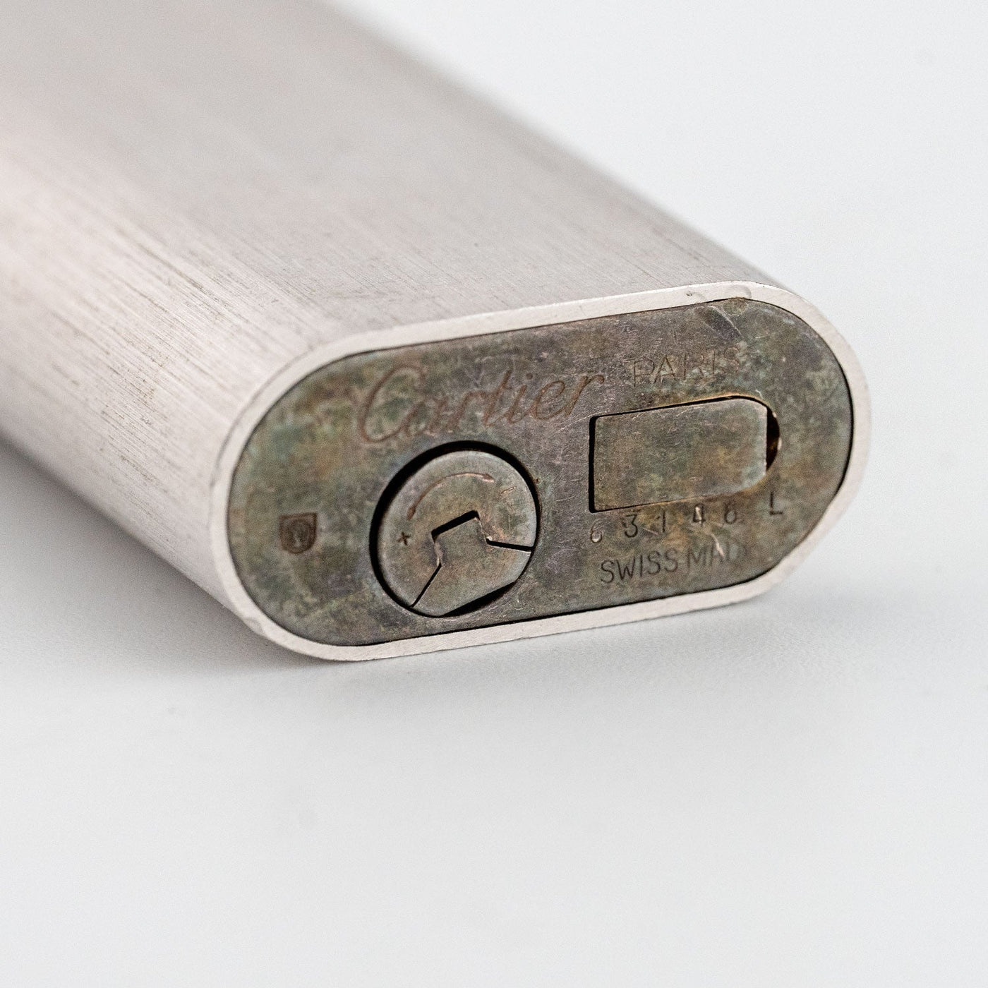 ヘ*ゴ様 Cartier les must de Cartier グレー　ライタ Lighter Brushed Silver with Ribbed Gold Band - Les Must de