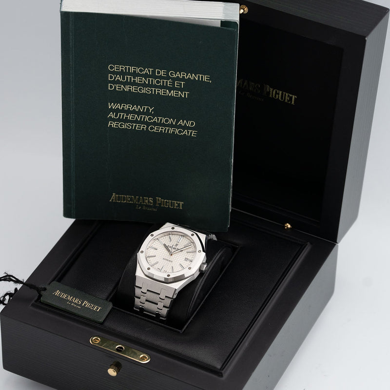 Royal Oak White Dial 2017 - 15400ST.OO.1220ST.02.A